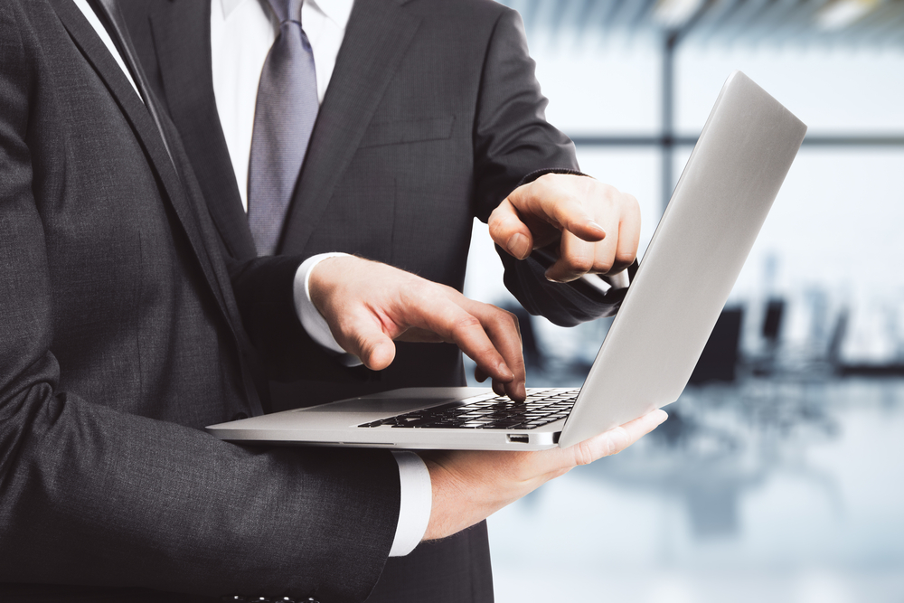 Dirigeants PME consultant un ordinateur – blog cybersécurité et IT EISN