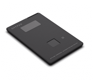 Carte d'authentification biométrique OFFPAD de PoneBiometrics vue en perspective, montrant l'écran E Ink, le capteur d'empreinte digitale et le bouton d'alimentation sur fond gris clair