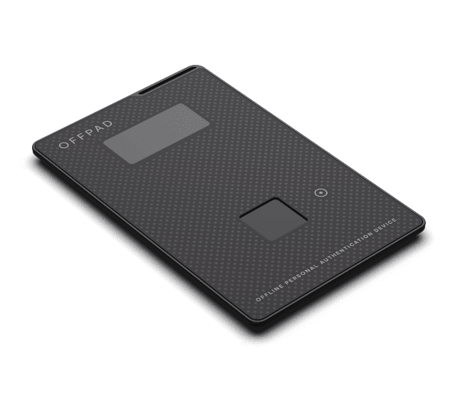 Carte d'authentification biométrique OFFPAD de PoneBiometrics vue en perspective, montrant l'écran E Ink, le capteur d'empreinte digitale et le bouton d'alimentation sur fond gris clair